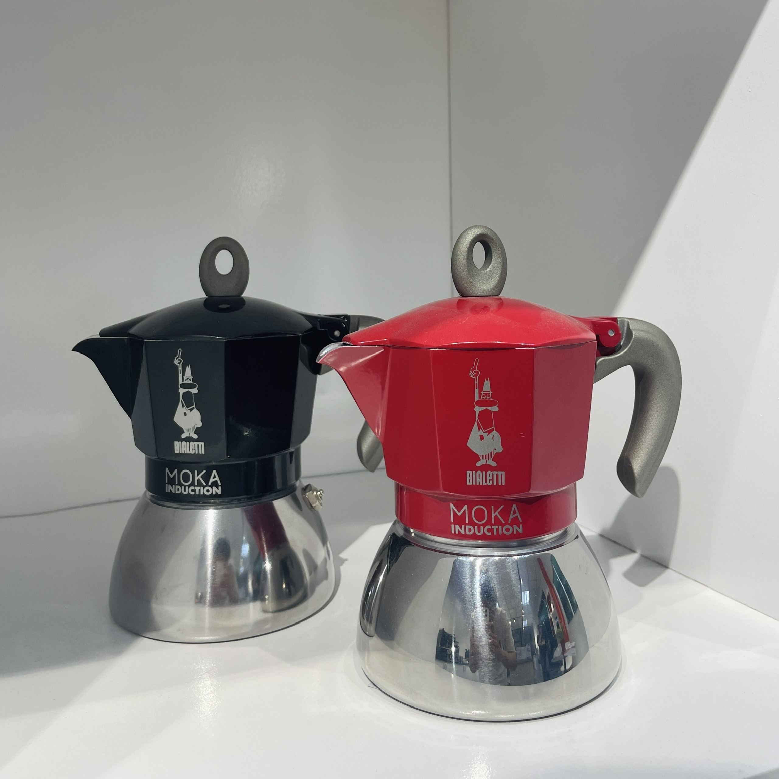 Bialetti Moka Induction 4 cup có 2 màu đen và đỏ